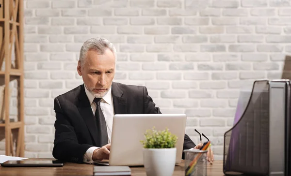 Empresario enfocado escribiendo un correo electrónico — Foto de Stock