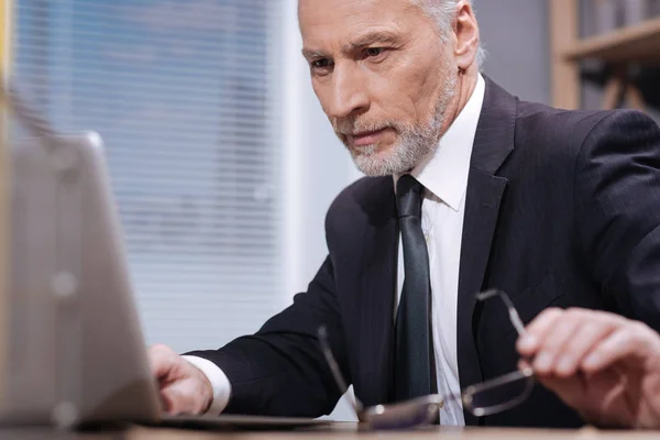 Executivo determinado usando seu laptop — Fotografia de Stock