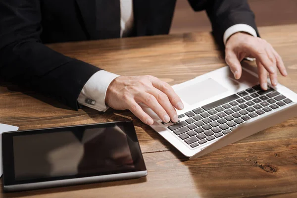 Elegante hombre escribiendo una carta — Foto de Stock