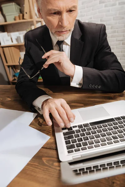 İşadamı dikkatle okuyan bir yılı raporu