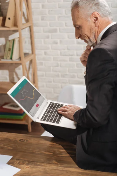 Bevoegde gespecialiseerde het plaatje kijken — Stockfoto