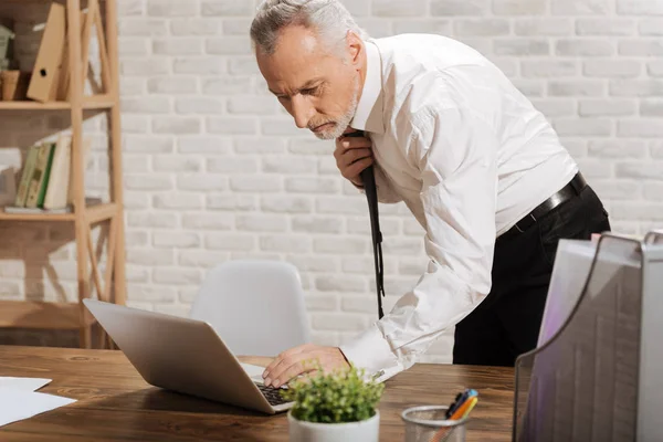 Verstoorde ondernemer een e-mail lezen — Stockfoto