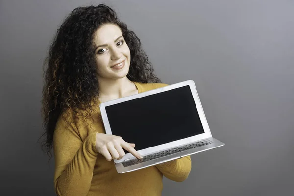 Genç ve güzel kadın acele belgili tanımlık düğme üstünde bilgisayar — Stok fotoğraf