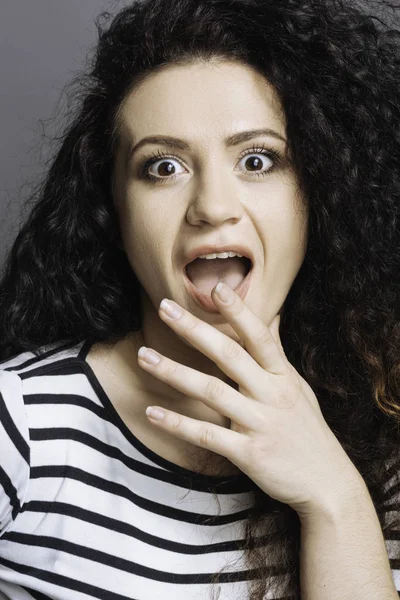 Mulher muito jovem expressando emoções — Fotografia de Stock