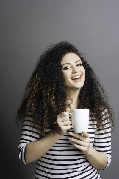 Increíble mujer proponiendo tener café a la hora — Foto de Stock