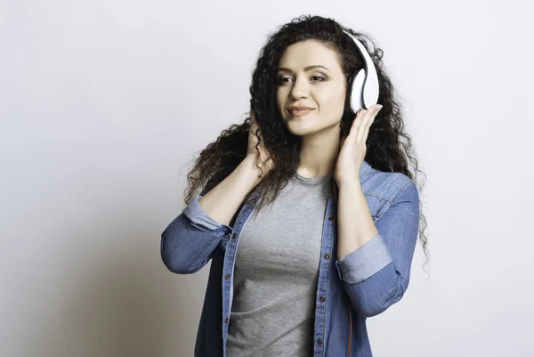 Nice woman listening to music — Stock Photo, Image