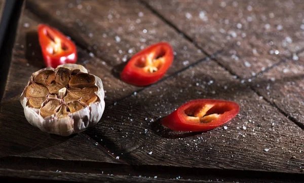 Nahaufnahme von Pfeffer und Knoblauch im Restaurant — Stockfoto