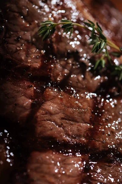 Primer plano de carne sabrosa que se cocina en un restaurante —  Fotos de Stock