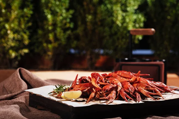 Limon ayakta Restoran bir tablo ile lezzetli crayfishes — Stok fotoğraf