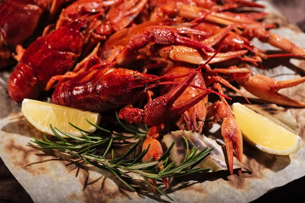 Crayfishes limon ve biberiye, yakın çekim. — Stok fotoğraf