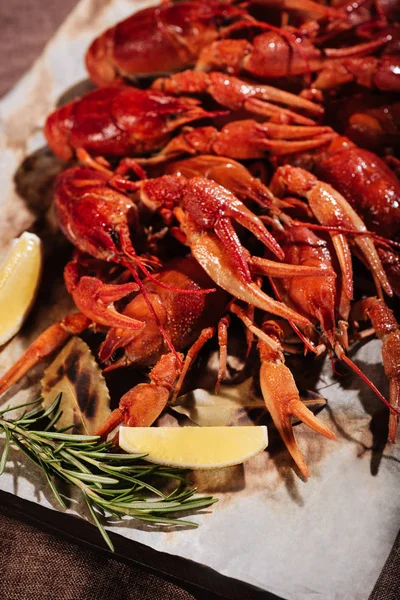 Bir pide üzerinde yalan rosemary ile crayfishes