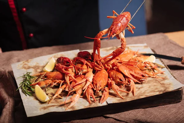 Cangrejos de río se sirven en el restaurante — Foto de Stock