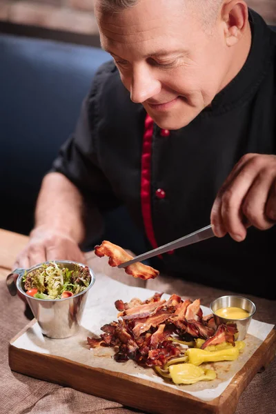 Overjoyedman comer tocino en el restaurante — Foto de Stock