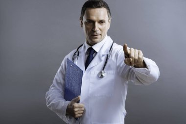 Yakışıklı doktor parmağıyla işaret