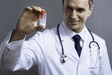 Yakışıklı doktor holding Tablet