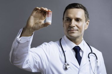 Tablet kutusuyla tutan doktor konsantre