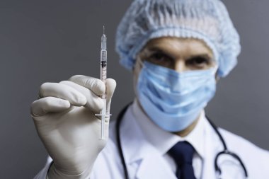 Çekici doktor Hipodermik İğne ile poz