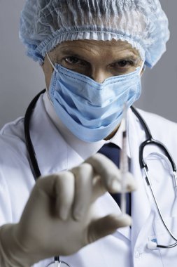 Hipodermik İğne gösteren ciddi doktor