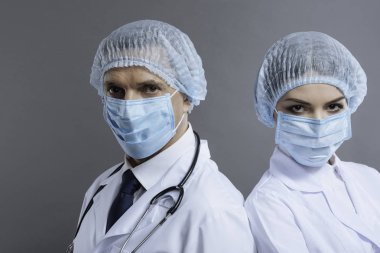 Erkek ve kadın doktorlar çalışıyor konsantre