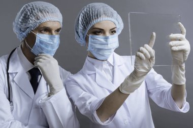 Erkek ve kadın tıbbi cam kullanarak