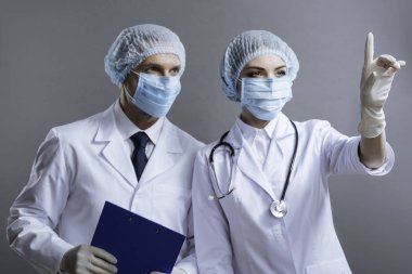 Doktorlar birlikte çalışan kadın ve erkek