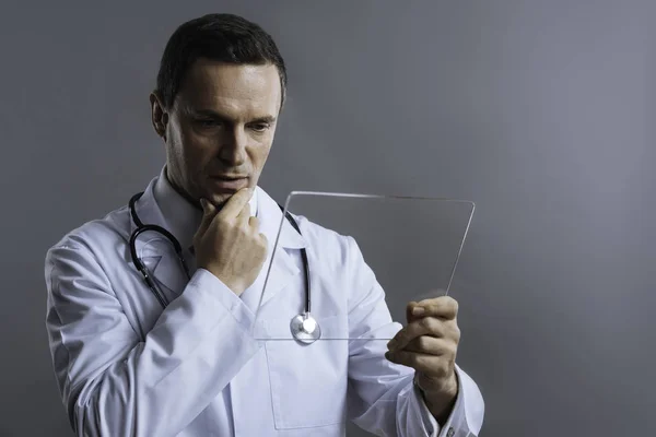 Medico intelligente in possesso di vetro medico — Foto Stock