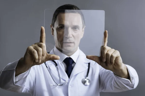 Medico deliziato posa con vetro medico — Foto Stock