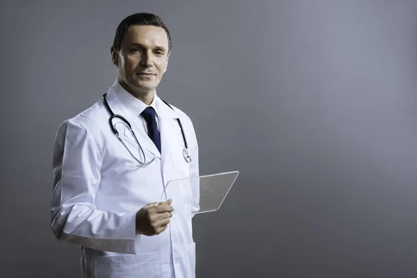 Orgoglioso medico posa con vetro medico — Foto Stock