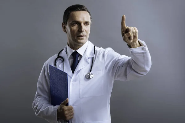 Ścisłe lekarz skierowaną w górę z jego palec — Zdjęcie stockowe
