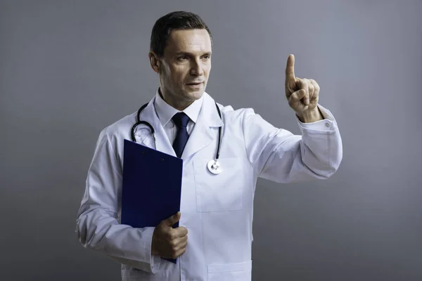 Smart läkare pekar uppåt med fingret — Stockfoto