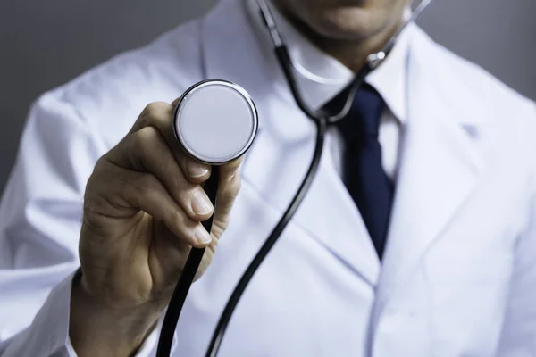 Close up of doctors hands holding stethoscope — Stock Photo, Image