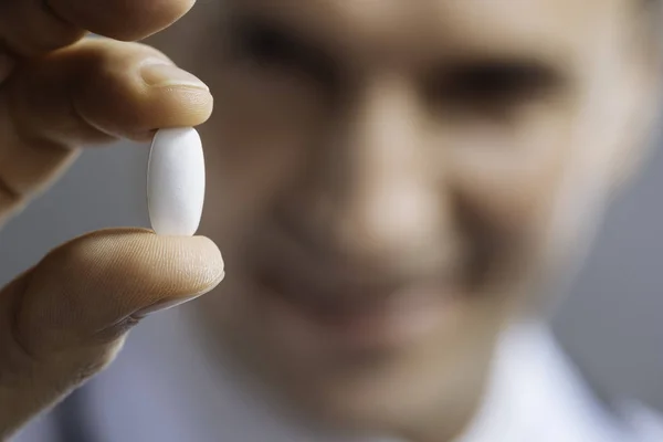 Close up de médicos mãos segurando uma pílula — Fotografia de Stock