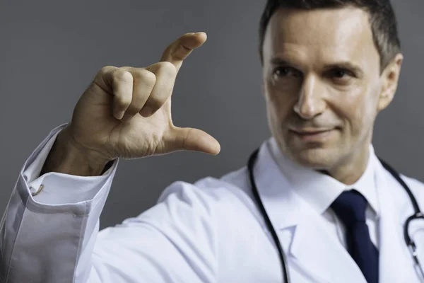Délicieux médecin montrant geste avec sa main — Photo