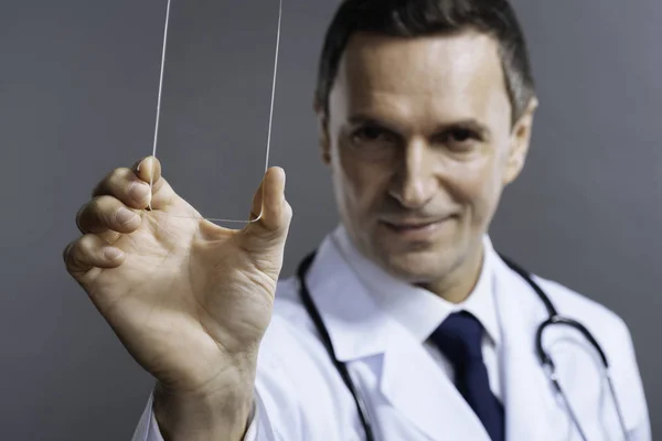 Felice medico in possesso di attrezzature speciali di vetro — Foto Stock