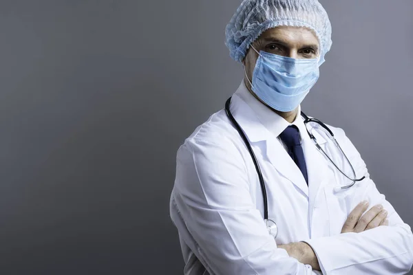 Attraente medico indossa tappo scrub chirurgico e maschera viso — Foto Stock