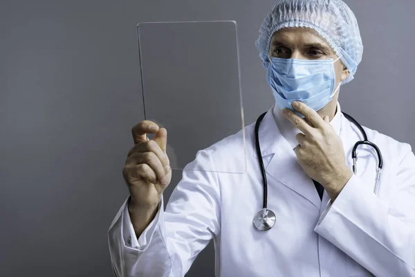 Médico bonito analisando vidro médico — Fotografia de Stock