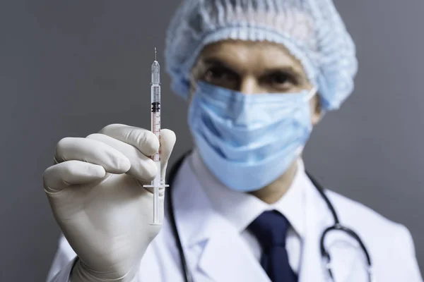 Pohledný doktor pomocí injekční jehly — Stock fotografie