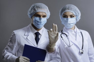 Doktorlar el gri arka plan üzerinde el hareketi kapat