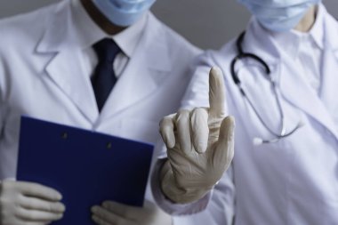 Memnun meslektaş doktorlar çalışıyor