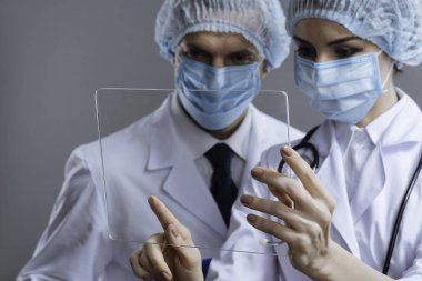 Tıbbi cam kullanarak memnun arkadaşları yakın çekim