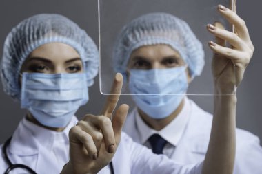 Güzel kadın bir doktor olarak çalışma