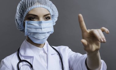 Tıbbi yüz maskesi giyen güzel kadın yakın çekim