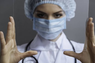Kadın doktor tıbbi cam ile poz