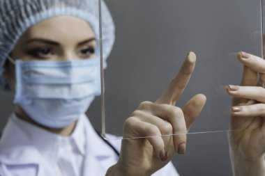Kadın doktor tıbbi cam dokunmak