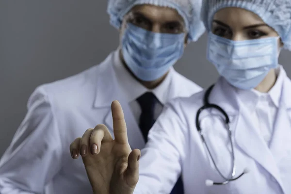Восхитительные коллеги используют медицинское стекло — стоковое фото