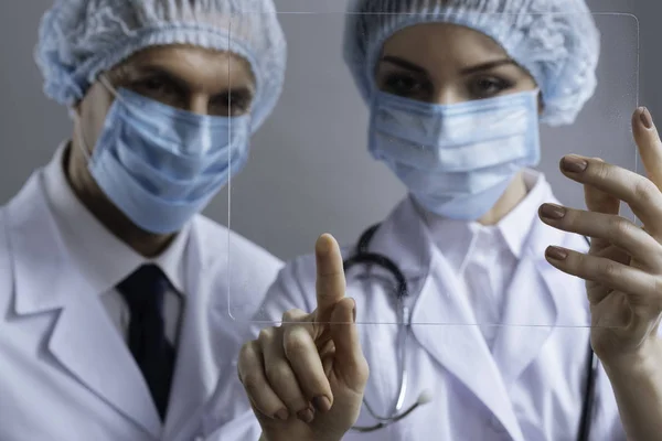Colleghi deliziati toccando vetro medico — Foto Stock