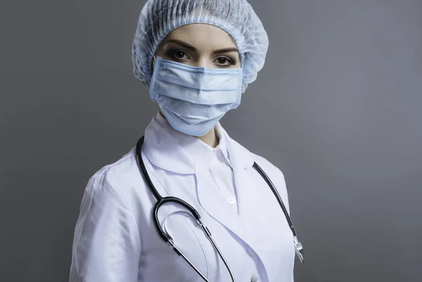 Mujer seria trabajando como médico — Foto de Stock