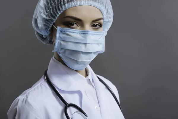 Schöne Frau mit medizinischem Glas — Stockfoto