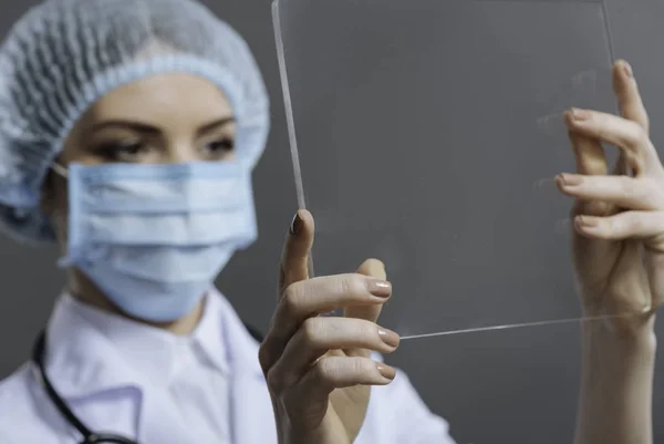 Hermosa mujer usando vidrio médico — Foto de Stock