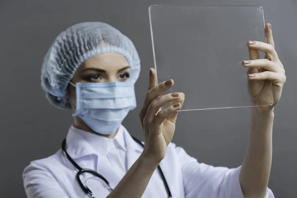 Schöne Frau entdeckt medizinisches Glas — Stockfoto